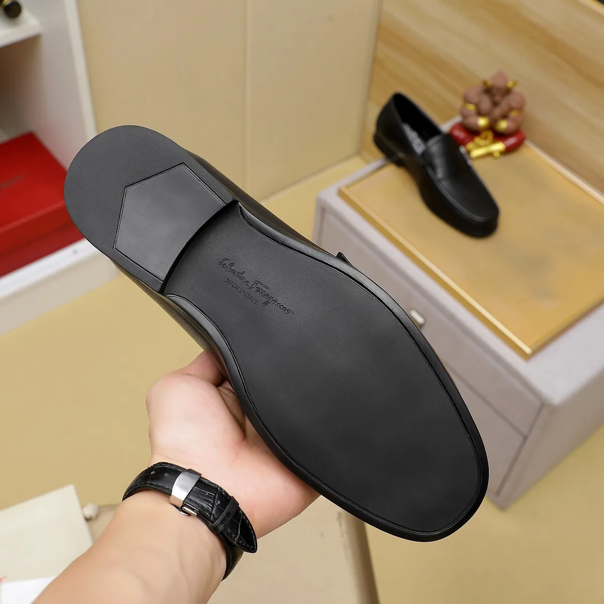 Men's shoes 💰460 🔥 Ferragamo new men's casual slip-on shoes 🇨🇳 Official website original 1:1 mold, original quality 💯 fine workmanship, high-end luxury ☘ The upper is made of imported Italian first-layer cowhide 🌴 Luxurious water dyeing 🐂 Leather lining 🍓 Rubber wear-resistant and non-slip outsole, breathable and comfortable to wear 🍍 The first choice for high-taste men, color optional! Code number 38-44 (45.46. Customized)